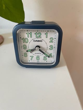 Reloj Casio de mesa azul y blanco