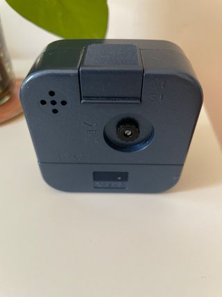 Reloj Casio de mesa azul y blanco