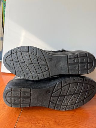 Botines negros con cremallera