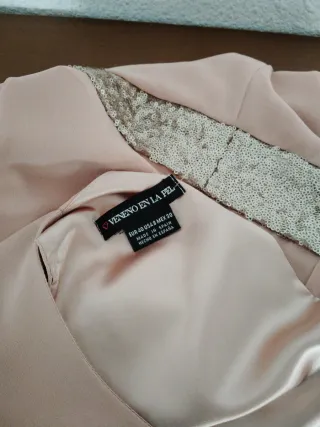 Vestido salmón con detalles dorados Talla M
