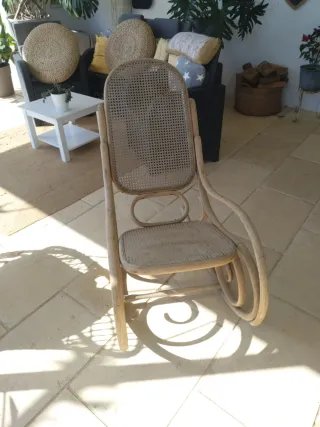 Vecchia sedia a dondolo in rattan e legno