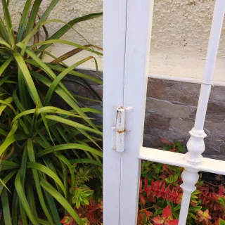 Puerta metálica exterior con reja