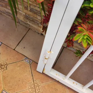 Puerta metálica exterior con reja