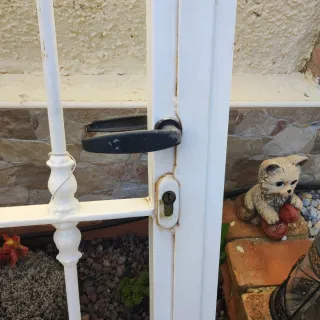 Puerta metálica exterior con reja