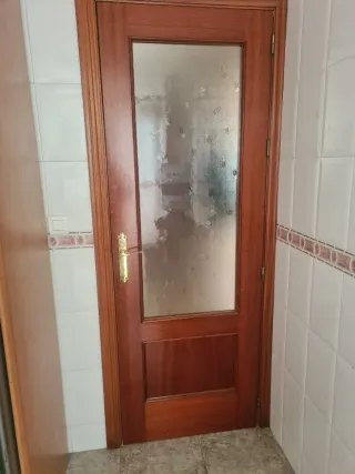 Puerta de madera con cristal para cocina