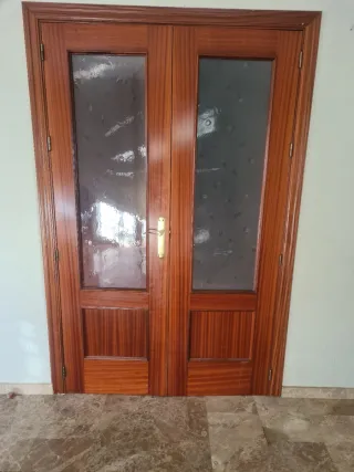 Puerta doble de madera con cristal