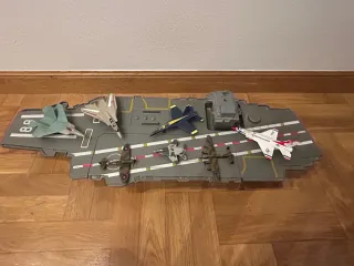 Portaaviones y Aviones de Juguete