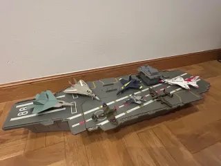 Portaaviones y Aviones de Juguete