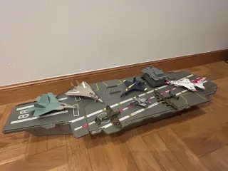 Portaaviones y Aviones de Juguete