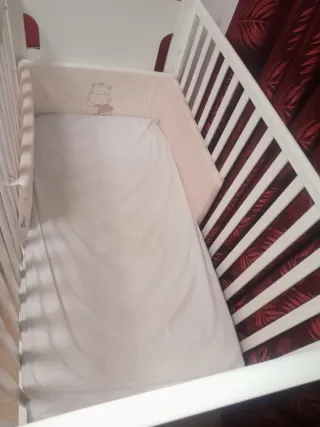 Cuna blanca para bebé . Con colchón y cubrecuna