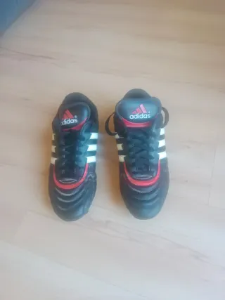 Botas de fútbol Adidas negras y rojas