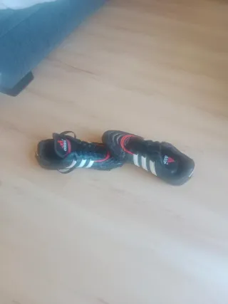 Botas de fútbol Adidas negras y rojas