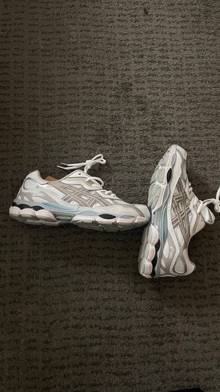 Asics Gel NYC Blancas y Grises con toque de azul