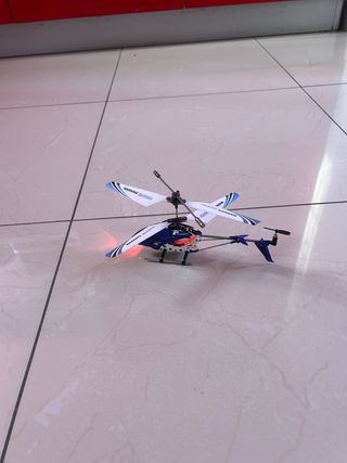 Elicottero radiocomandato blu e bianco