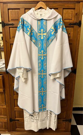 Casulla blanca y azul con estola