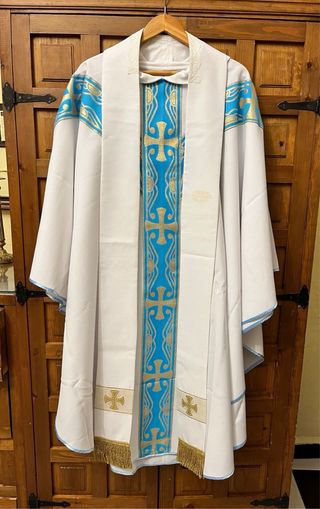 Casulla blanca y azul con estola