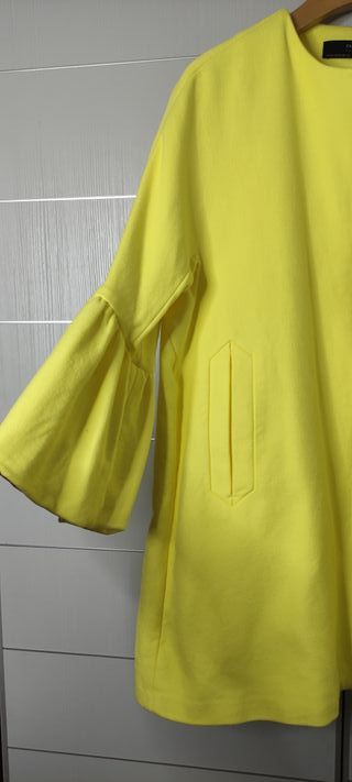 Abrigo Zara Amarillo. Es una XS pero talla como M