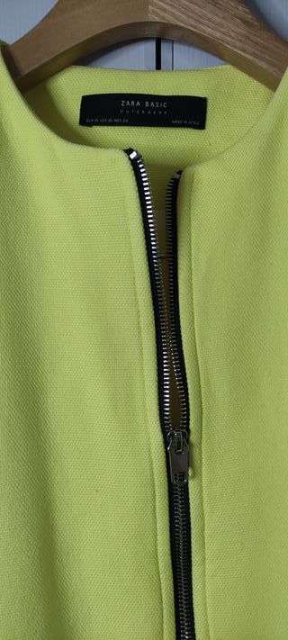 Abrigo Zara Amarillo. Es una XS pero talla como M