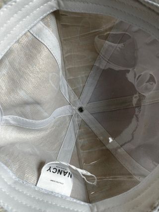 Cappello bianco con scritte oro