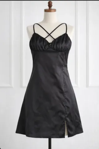 Vestido negro corto satén tirantes