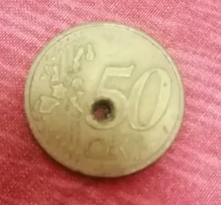 Moneda antigua con agujero central