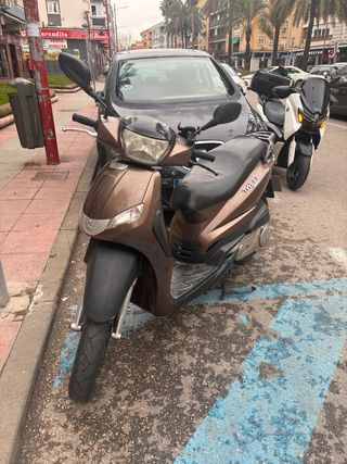 Peugeot Tweet 125 Scooter Marrón