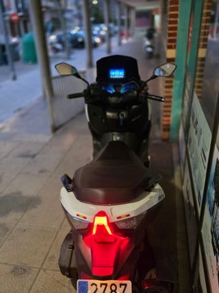 Moto Wottan Storm Maxi 125 cc Negra y Blanca