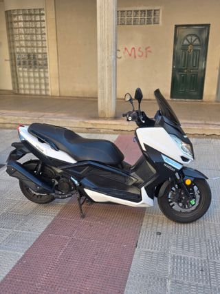 Moto Wottan Storm Maxi 125 cc Negra y Blanca