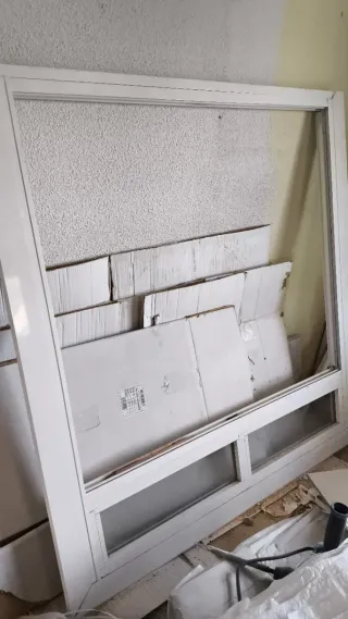 Ventana aluminio blanco. Hueco 140 alto x 130 anch