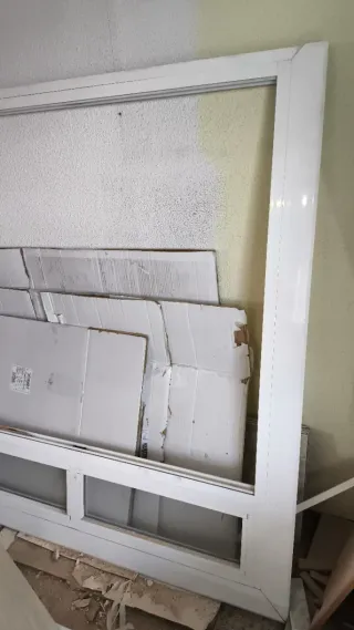 Ventana aluminio blanco. Hueco 140 alto x 130 anch