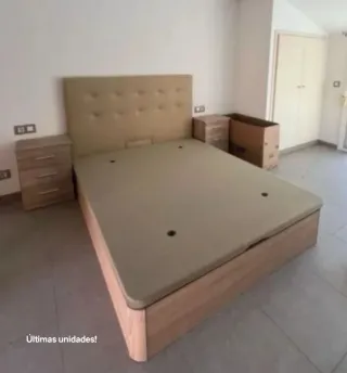 Liquidazione di letti contenitore, testate, comodini, armadi e divani