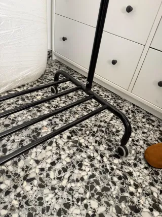 Perchero metálico negro