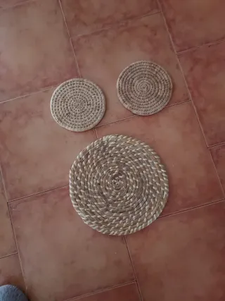 Juego de salvaplatos y posavasos.