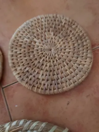 Juego de salvaplatos y posavasos.