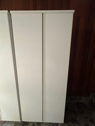 Armarios blancos de madera (2 unidades)