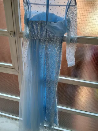 Vestido de fiesta azul y plateado