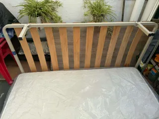 Estructura de cama metálica con somier de madera