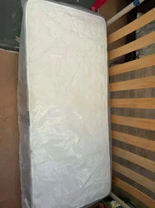 Estructura de cama metálica con somier de madera