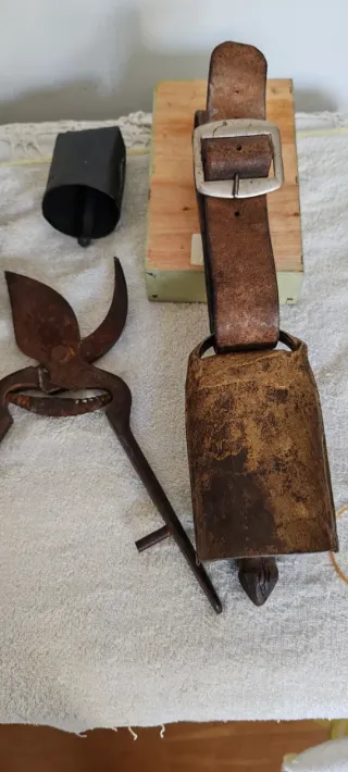 Balanza romana antigua + cencerros y podadera.