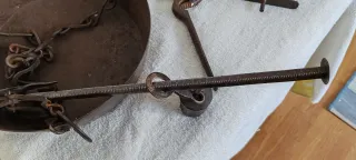 Balanza romana antigua + cencerros y podadera.