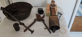 Balanza romana antigua + cencerros y podadera.