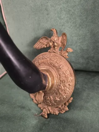 Applique in bronzo dorato con braccio che regge un candelabro a tre luci