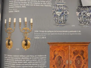 Applique in bronzo dorato con braccio che regge un candelabro a tre luci