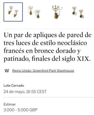 Applique in bronzo dorato con braccio che regge un candelabro a tre luci