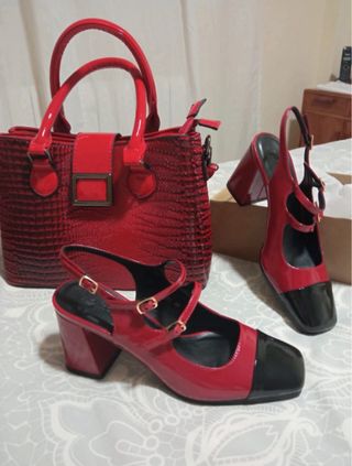 Bolso y zapatos rojos y negros
