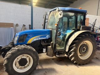 Tractor New Holland T4050 con remolque