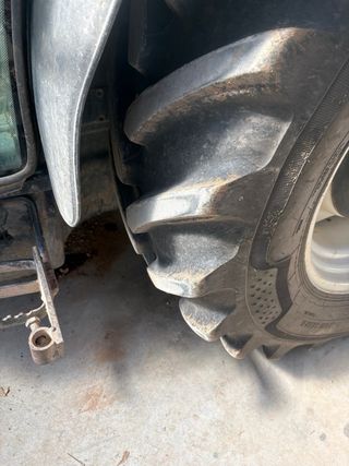 Tractor New Holland T4050 con remolque