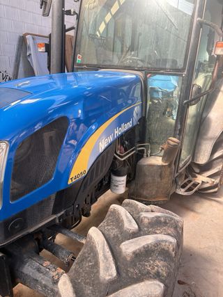 Tractor New Holland T4050 con remolque
