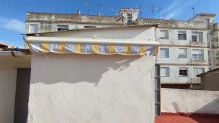 Toldo extensible rayas gris y amarillo