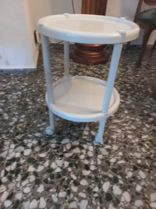 Mesita auxiliar redonda con ruedas